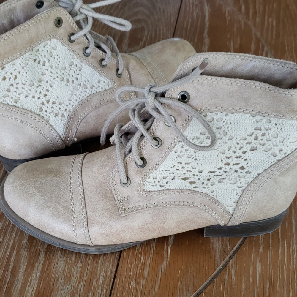 Mossimo crochet boots size 6